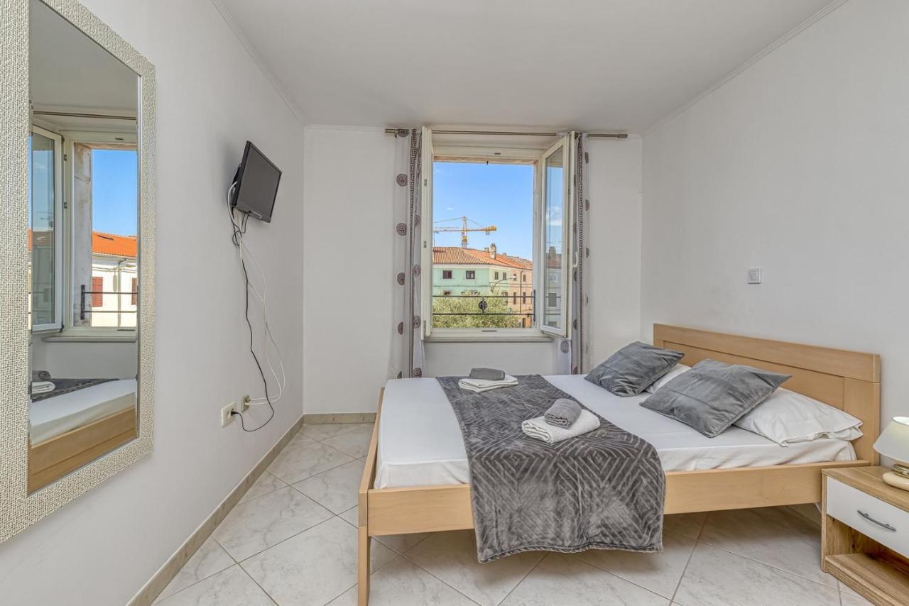 Rooms Vitoria On Joakim Square Porec Ngoại thất bức ảnh
