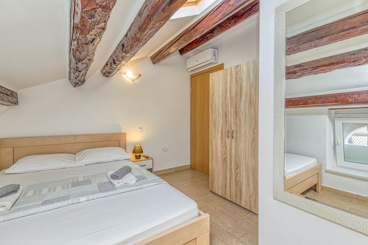 Rooms Vitoria On Joakim Square Porec Ngoại thất bức ảnh