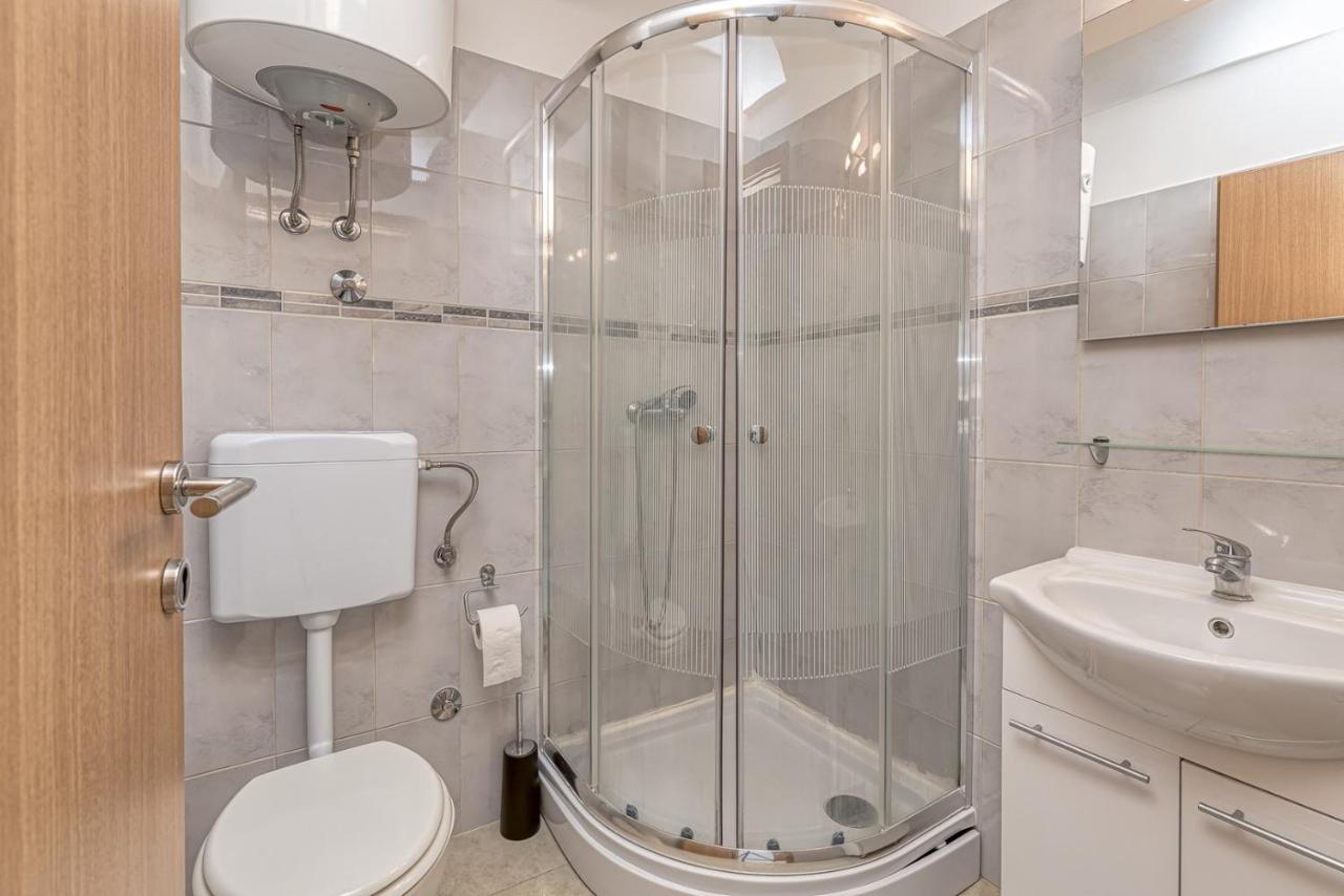 Rooms Vitoria On Joakim Square Porec Ngoại thất bức ảnh